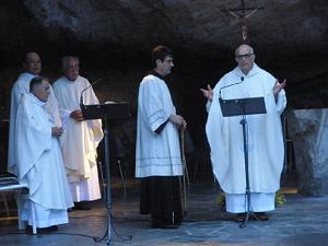 AOBR 2015 08 12 AU 16 LOURDES 2 PROCESSIONS MESSES CHEMINS DE CROIX (31)